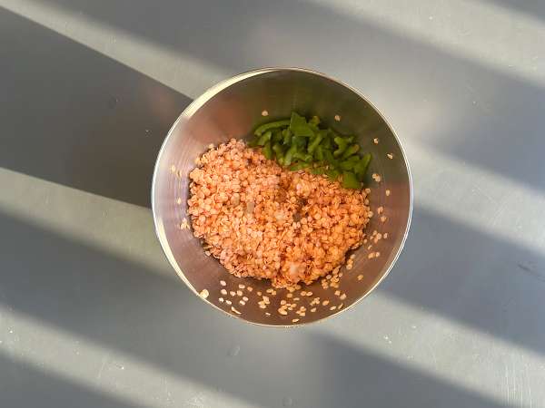 Herzhafte Pfannkuchen mit roten Linsen: ein einfaches, proteinreiches Rezept - Zubereitung Schritt 2