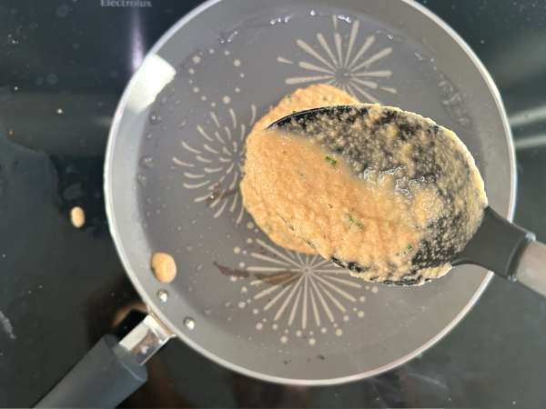 Herzhafte Pfannkuchen mit roten Linsen: ein einfaches, proteinreiches Rezept - Zubereitung Schritt 6