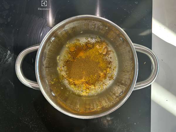 Curry mit roten Linsen und Kokosmilch: ein einfaches und cremiges Rezept - Zubereitung Schritt 3
