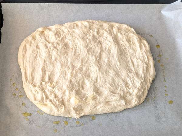 Einfache Focaccia mit Zwiebeln und Rosmarin - Zubereitung Schritt 8