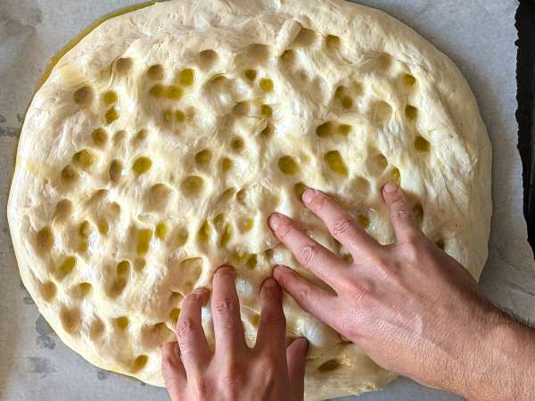 Einfache Focaccia mit Zwiebeln und Rosmarin - Zubereitung Schritt 9