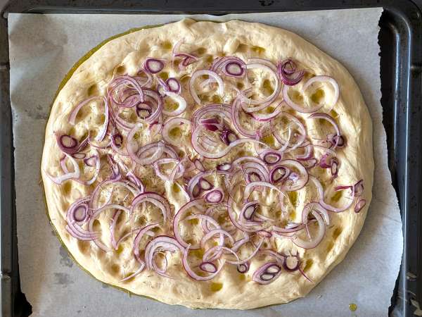 Einfache Focaccia mit Zwiebeln und Rosmarin - Zubereitung Schritt 10