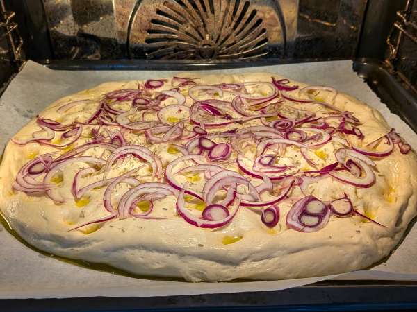 Einfache Focaccia mit Zwiebeln und Rosmarin - Zubereitung Schritt 11