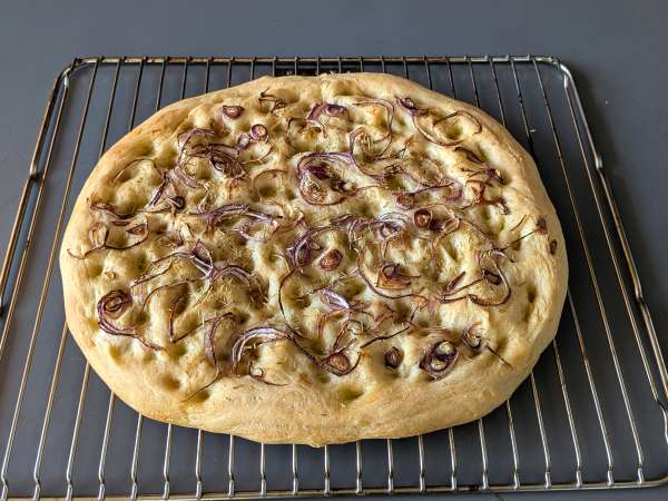 Einfache Focaccia mit Zwiebeln und Rosmarin - Zubereitung Schritt 12