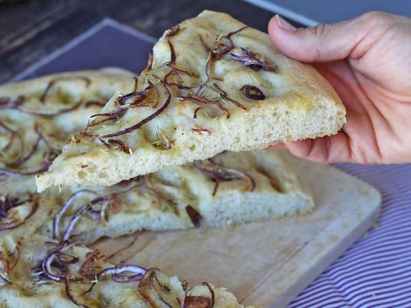 Einfache Focaccia mit Zwiebeln und Rosmarin - Zubereitung Schritt 13