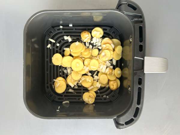 Seehecht aus der Heißluftfritteuse mit Weißweinsauce, Kartoffeln und Gemüse - Zubereitung Schritt 2