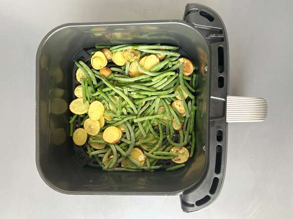 Seehecht aus der Heißluftfritteuse mit Weißweinsauce, Kartoffeln und Gemüse - Zubereitung Schritt 3