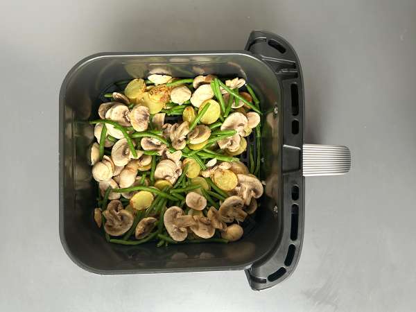 Seehecht aus der Heißluftfritteuse mit Weißweinsauce, Kartoffeln und Gemüse - Zubereitung Schritt 4