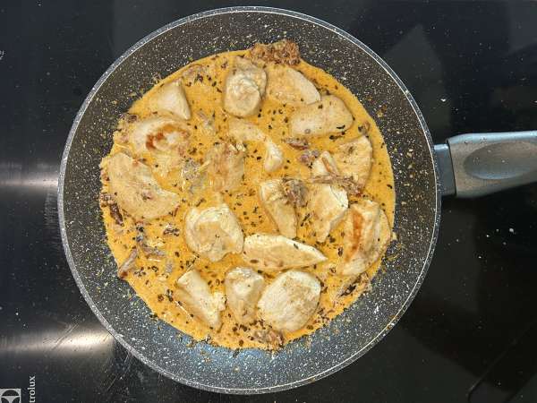 Marry Me Chicken Pasta: cremige Nudeln mit Hähnchen, getrockneten Tomaten und Parmesan - Zubereitung Schritt 9