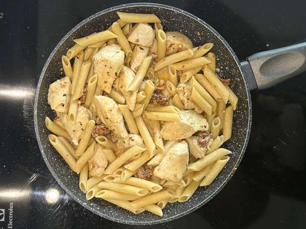Marry Me Chicken Pasta: cremige Nudeln mit Hähnchen, getrockneten Tomaten und Parmesan - Zubereitung Schritt 10