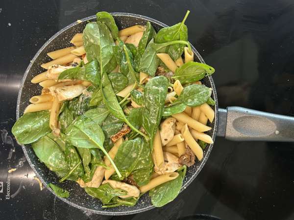 Marry Me Chicken Pasta: cremige Nudeln mit Hähnchen, getrockneten Tomaten und Parmesan - Zubereitung Schritt 11