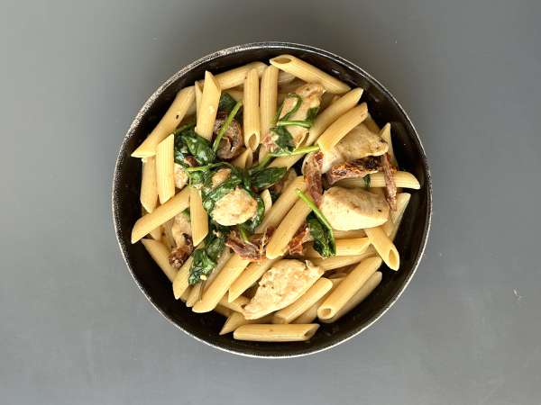 Marry Me Chicken Pasta: cremige Nudeln mit Hähnchen, getrockneten Tomaten und Parmesan - Zubereitung Schritt 12
