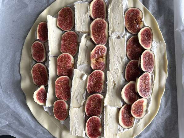 Dünne Tarte mit Feigen, Brie und Walnüssen - Zubereitung Schritt 6