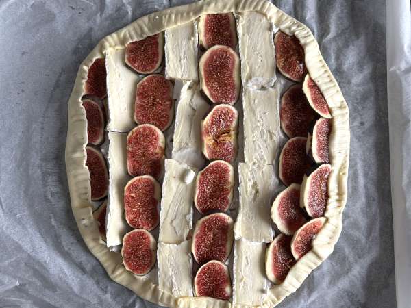 Dünne Tarte mit Feigen, Brie und Walnüssen - Zubereitung Schritt 7