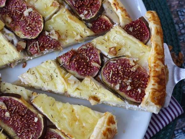 Dünne Tarte mit Feigen, Brie und Walnüssen - Zubereitung Schritt 8
