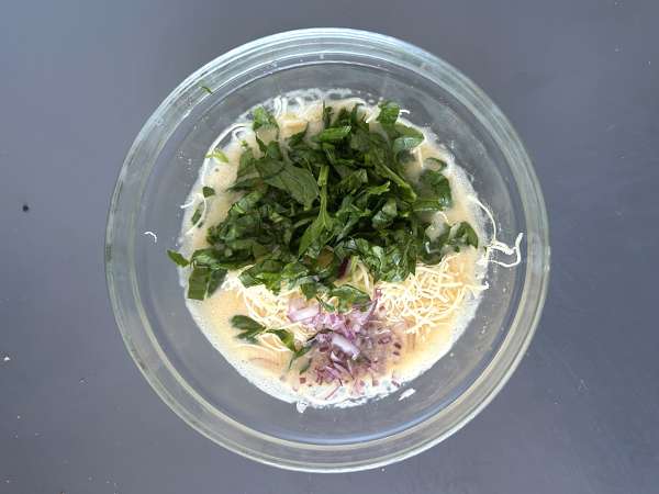 Eierhäppchen mit Hüttenkäse aus der Heißluftfritteuse: einfache und proteinreiche Häppchen - Zubereitung Schritt 2