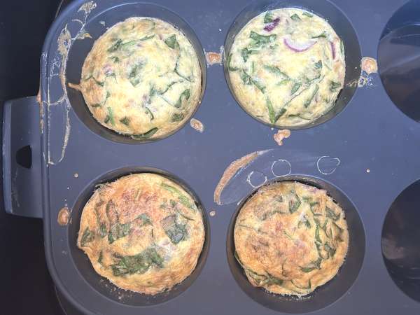 Eierhäppchen mit Hüttenkäse aus der Heißluftfritteuse: einfache und proteinreiche Häppchen - Zubereitung Schritt 4