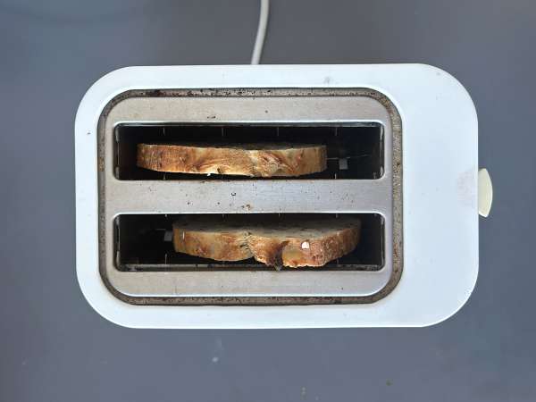 Toast mit Avocado und Hüttenkäse mit gewürztem Honig - Zubereitung Schritt 1