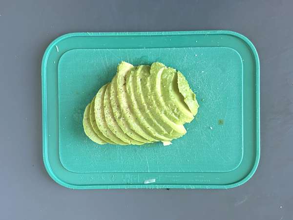 Toast mit Avocado und Hüttenkäse mit gewürztem Honig - Zubereitung Schritt 2