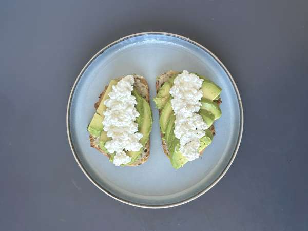 Toast mit Avocado und Hüttenkäse mit gewürztem Honig - Zubereitung Schritt 3