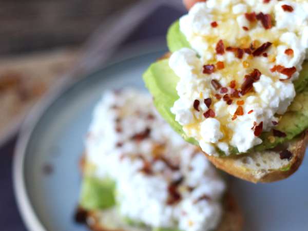 Toast mit Avocado und Hüttenkäse mit gewürztem Honig - Zubereitung Schritt 4