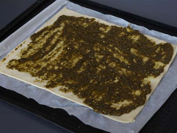 Blätterteigkranz mit Pesto, Mozzarella und getrockneten Tomaten - Zubereitung Schritt 1