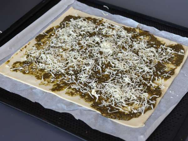 Blätterteigkranz mit Pesto, Mozzarella und getrockneten Tomaten - Zubereitung Schritt 2