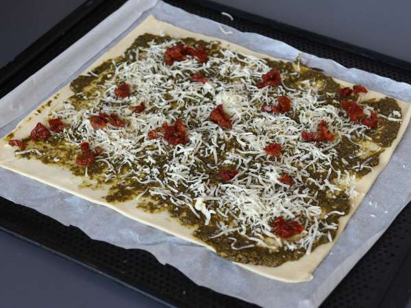 Blätterteigkranz mit Pesto, Mozzarella und getrockneten Tomaten - Zubereitung Schritt 3