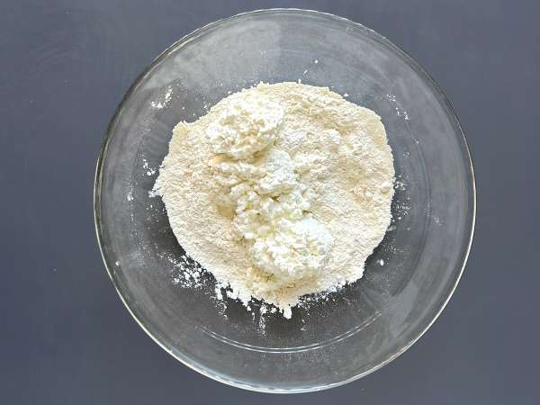 Pizza mit Hüttenkäse - Zubereitung Schritt 2