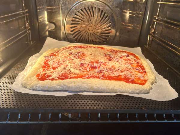 Pizza mit Hüttenkäse - Zubereitung Schritt 6