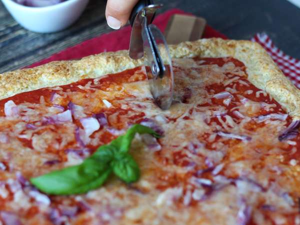 Pizza mit Hüttenkäse - Zubereitung Schritt 7
