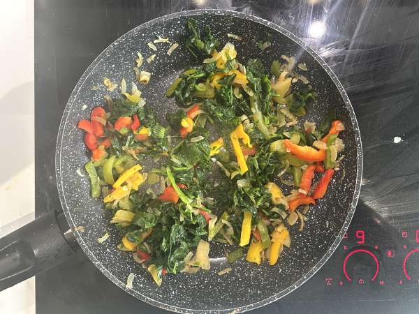 Quiche ohne Boden mit Lachs, Spinat und Hüttenkäse - Zubereitung Schritt 3