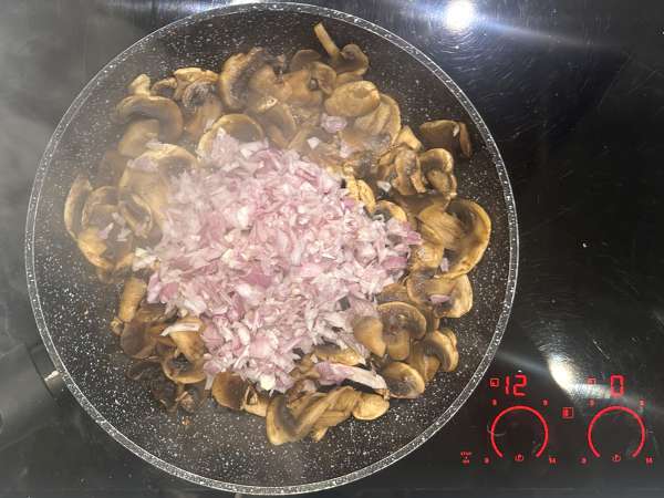 Quiche ohne Boden mit Pilzen, Speck und Hüttenkäse - Zubereitung Schritt 3