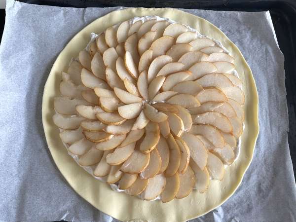 Birnentarte mit Gorgonzola und Walnüssen – süß-herzhafter Genuss - Zubereitung Schritt 6