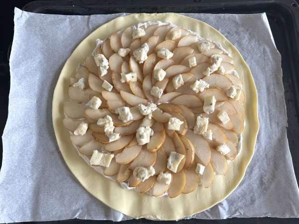 Birnentarte mit Gorgonzola und Walnüssen – süß-herzhafter Genuss - Zubereitung Schritt 7