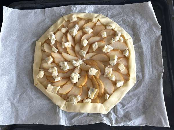 Birnentarte mit Gorgonzola und Walnüssen – süß-herzhafter Genuss - Zubereitung Schritt 8