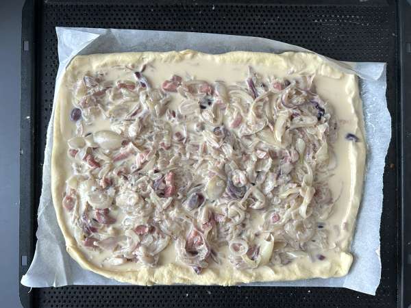 Klassischer Zwiebelkuchen mit Speck : einfaches deutsches Rezept - Zubereitung Schritt 9