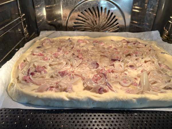 Klassischer Zwiebelkuchen mit Speck : einfaches deutsches Rezept - Zubereitung Schritt 10