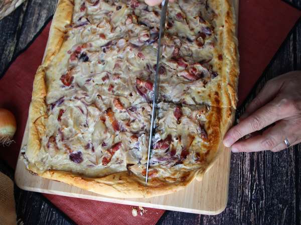 Klassischer Zwiebelkuchen mit Speck : einfaches deutsches Rezept - Zubereitung Schritt 11