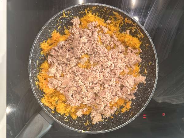 Quiche ohne Boden mit Thunfisch, Möhren und Hüttenkäse: einfach und proteinreich - Zubereitung Schritt 3