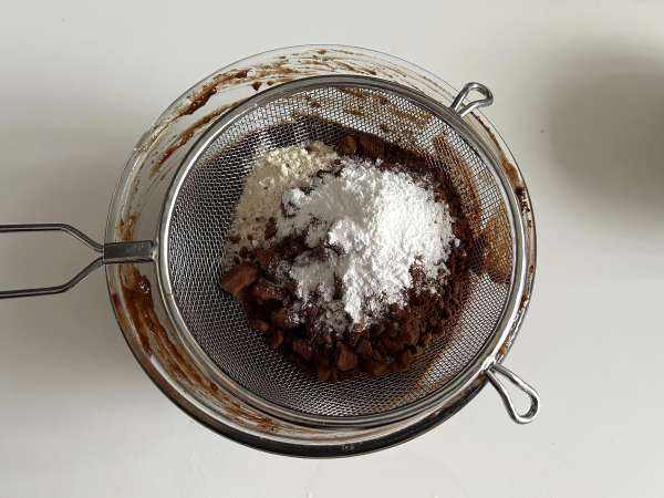 Saftiger Süßkartoffel-Brownie ohne Butter und Öl - Zubereitung Schritt 4