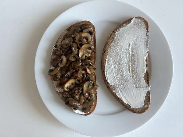 Grilled Cheese Sandwich mit Champignons : knusprig und käsig - Zubereitung Schritt 7