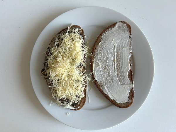 Grilled Cheese Sandwich mit Champignons : knusprig und käsig - Zubereitung Schritt 8