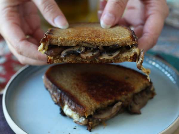Grilled Cheese Sandwich mit Champignons : knusprig und käsig - Zubereitung Schritt 11