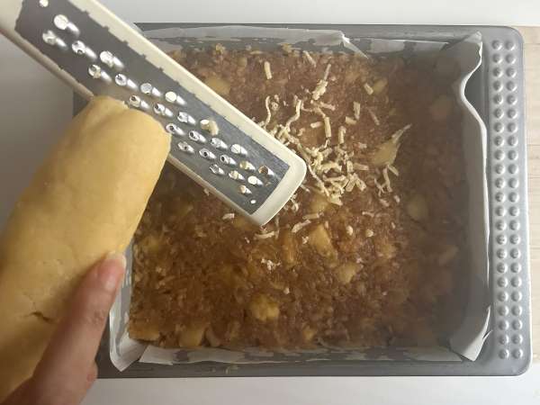 Szarlotka : polnischer Apfelkuchen mit knusprigen Streuseln - Zubereitung Schritt 11
