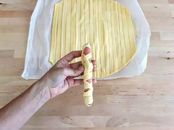 Mumienwürstchen aus Blätterteig : einfacher Halloween-Snack - Zubereitung Schritt 2