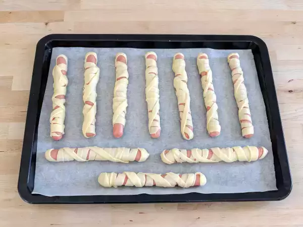 Mumienwürstchen aus Blätterteig : einfacher Halloween-Snack - Zubereitung Schritt 3