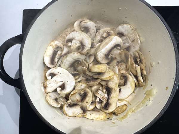 Ungarische Pilzsuppe mit Paprika und Dill : cremig und einfach - Zubereitung Schritt 3