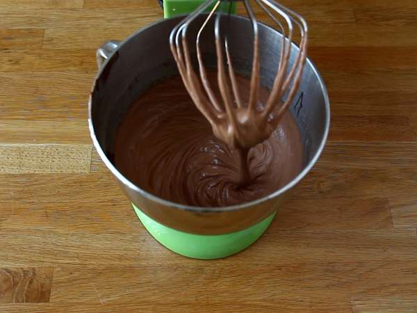 Halloween-Gugelhupf mit grüner Glasur : einfacher Monsterkuchen - Zubereitung Schritt 3