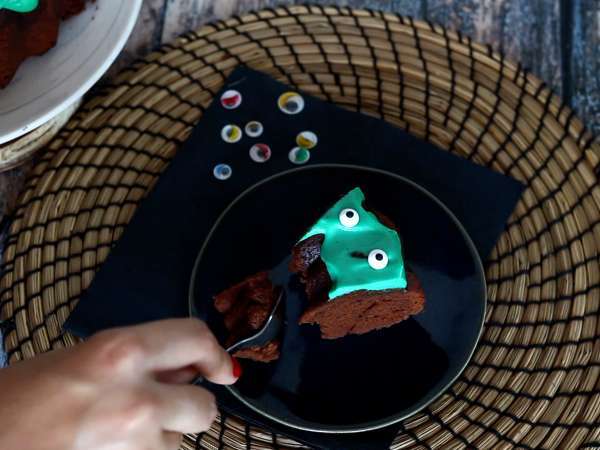 Halloween-Gugelhupf mit grüner Glasur : einfacher Monsterkuchen - Zubereitung Schritt 8